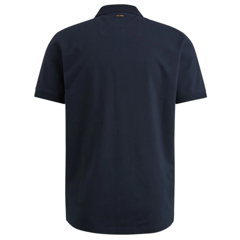 A sötétkék színű, kétgombos nyakú M-es PME LEGEND  rövid ujjú galléros póló egy sportosan elegáns modell, amely kényelmes és férfias viselet bármely eseményre.
