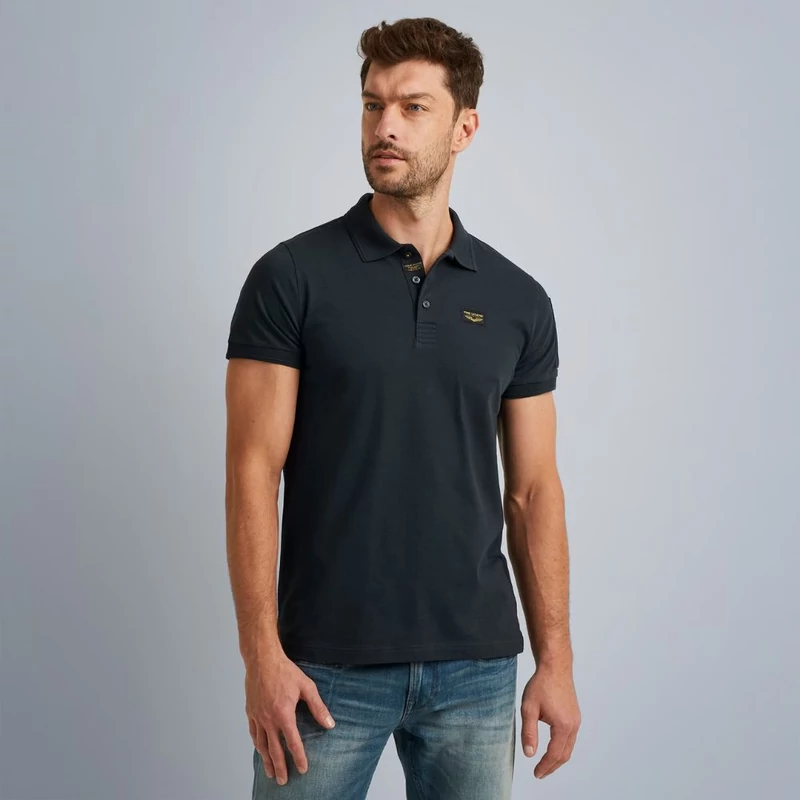 A sötétkék, háromgombos nyakú M-es PME LEGEND  rövid ujjú galléros póló a klasszikus szabásának és színvilágának hála sportosan elegáns hétköznapi viselet.