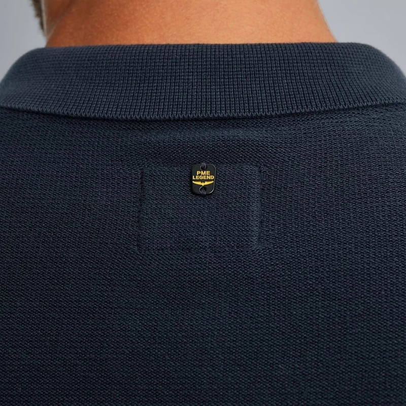A sötétkék színű, háromgombos nyakú M-es PME LEGEND  hosszú ujjú galléros póló egész napos viseletre is alkalmas, sportos és férfias modell a mindennapokra.